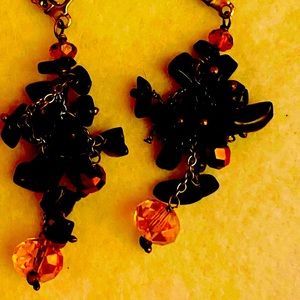 Adorable vintage earrings. Black.
